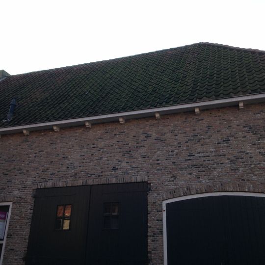 Schuur-pakhuis, langsgevel aan karsteil