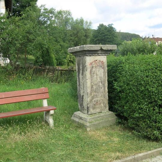 Podstavec ulomeného kříže u domu 115 v Huntířově