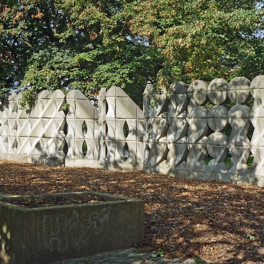 Formsteinwand am Schmuckplatz Köpckestraße