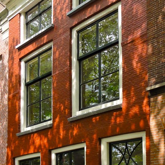 Pand met eenvoudige lijstgevel. Stoephek