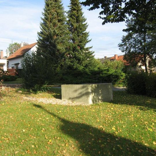 Kašna u nádrže na návsi ve Věžnici