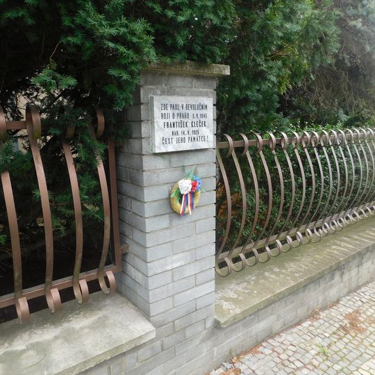 Pamětní deska Františka Klečka na plotu domu Vlašimská 1847/12 na Vinohradech