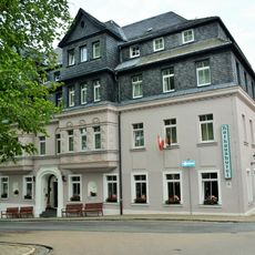 Hotelgebäude in offener Bebauung und Ecklage Markt 15