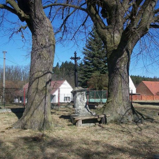 Kříž v Čívicích na návsi