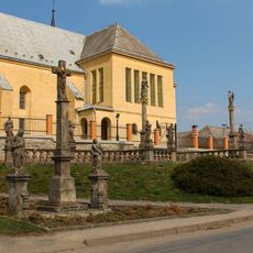 Kříž v  Kunčině před kostelem