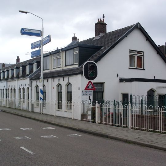 Blok van één sluismeesterswoning en zeven sluiswachterswoningen