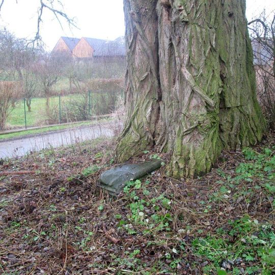 Kříž v Ostrově u Bezdružic nad zídkou