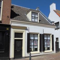 Laag gepleisterd huis met topgevel