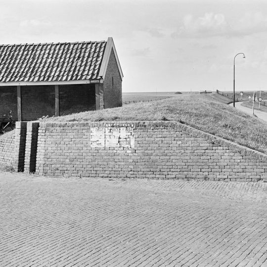 Eenvoudig gebouwtje aan de voormalige haveningang