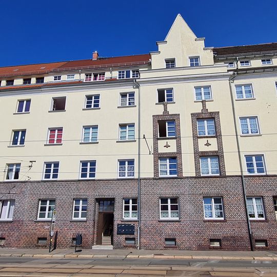 Mietshaus in geschlossener Bebauung, Teil einer einheitlich gestalteten Häuserzeile Leipziger Straße 150