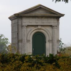 Mausoleum met bijbehorend hek Hervormde begraafplaats