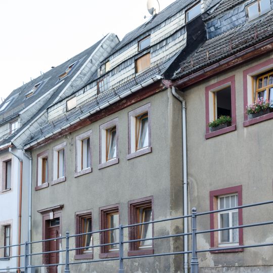 Wohnhaus in geschlossener Bebauung und Nebengebäude im Hof Neustadt 30
