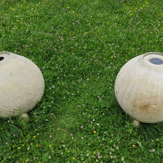 Kamenná plastika před Domem kultury v Žďáru nad Sázavou