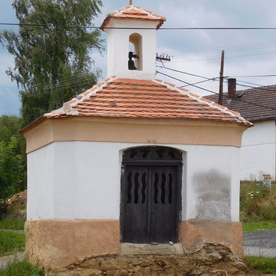 Kaple se zvonem a pamětním křížem