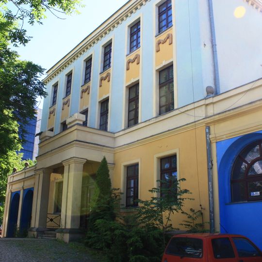 Willa podmiejska, ob. Państwowa Wyższa Szkoła Teatralna im. L. Solskiego wraz z rampą frontową