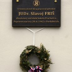 Pamětní deska Slavoje Friše na náměstí v Prachaticích