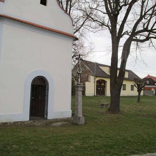 Kříž u kaple ve Skalách