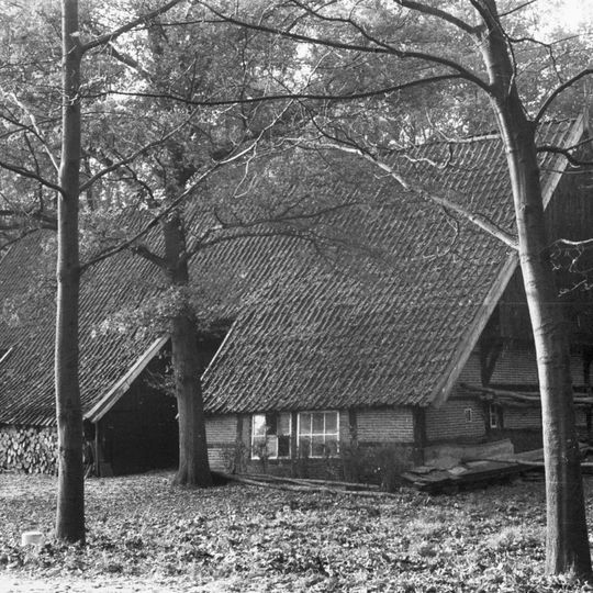 Twee fraai op het erf gesitueerde, forse vakwerkschuren, een met twee dwarsdoorritten, de ander met inrijdeuren in de smalle gevel