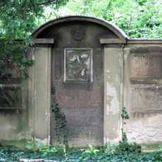 Grabmal Adolf Schlicht auf dem Städtischen Friedhof Rummelsburger Straße 71/73