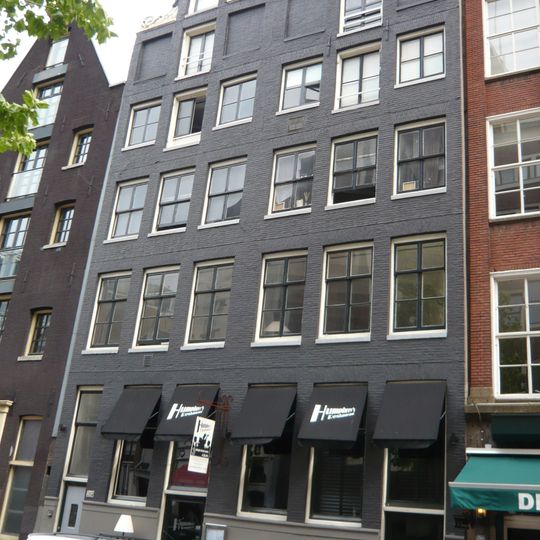 Pand met twee halsgevels