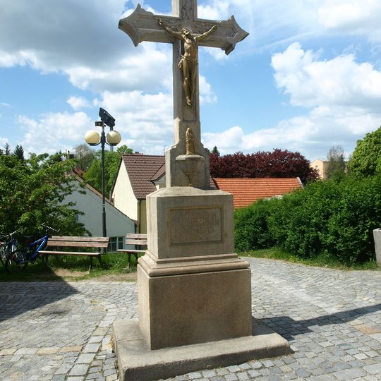 Kříž u kostela Nanebevzetí Panny Marie v Trhových Svinech
