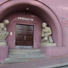 Socha u Gymnázia Pelhřimov, vpravo od vchodu