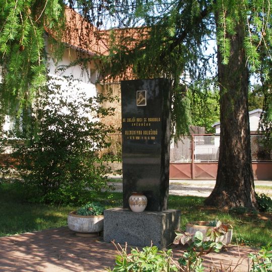 Pomník Klementiny Kalašové na návsi v Horních Beřkovicích