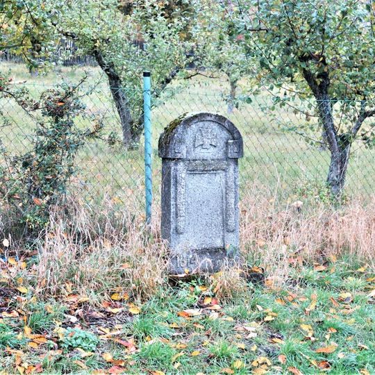 Pomník padlým v 1. světové válce v zahradě domu 76 v Předních Nezlech