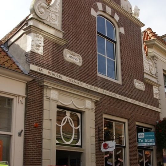 Pand met waarschijnlijk in de 18e eeuw herbouwde gevel met grote trappen waarop 17e-eeuwse klauwstukken en 18e-eeuwse vazen