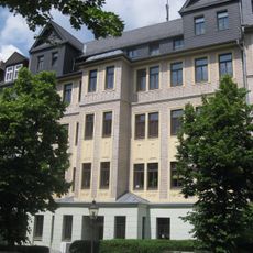 Mietshaus in geschlossener Bebauung mit Vorgarten (Nebenanlage) Humboldtstraße 15