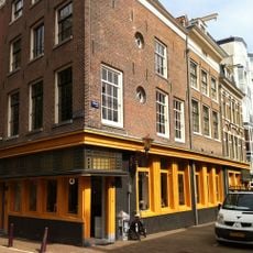 Hoekhuis met gevel onder rechte lijst