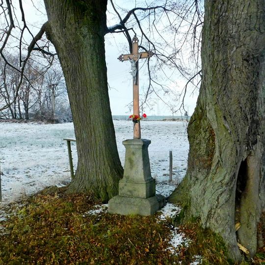 Kříž u silnice severně od Smrčné