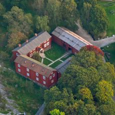 Stallet och loglängan, Delsbogården