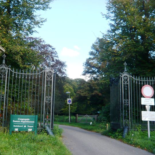 Mariënheuvel, inrijhek en tuinmuur