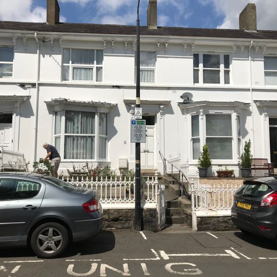 No 8, including front garden wall, gate and railings