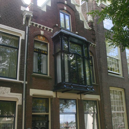 Woonhuis, drie traveeën brede woonhuis opgetrokken in rode baksteen op een hardstenen plint bestaat uit twee bouwlagen en kapverdieping