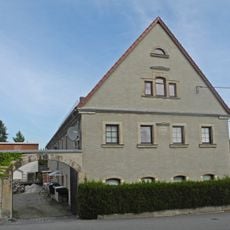 Wohnstallhaus und Toranlage (Torbogen und Pforte) eines Bauernhofes Eutschützer Straße 15a