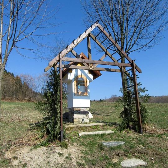 Kaplička severně od Janoušova na rozcestí