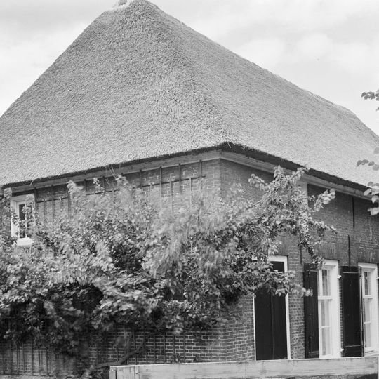 Boerderij op T-vormige plattegrond. Vensters met luiken en zesruitsschuiframen