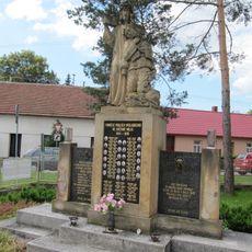 Pomník padlým u školy v Havřicích