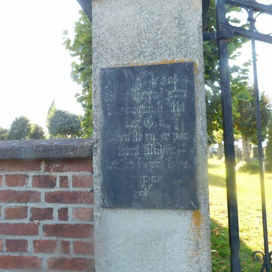 Pamětní deska vlevo na bráně hřbitova v Mnichově