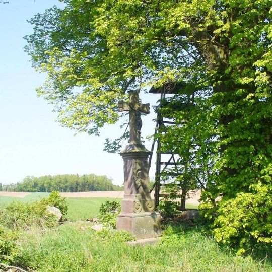 Kříž pod lípou v poli jižně od Košťálova