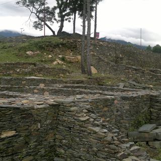 Fort with walls and ruins of dwelling house inside it and with flights of steps