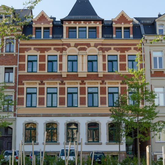 Mietshaus in geschlossener Bebauung Tzschirnerplatz 5