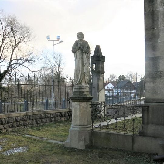 Socha svatého Petra u kaple na hřbitově v Raspenavě