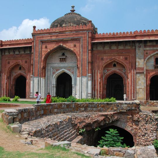 Qila-i-Kuhna Mosque