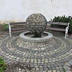 Kašna na rohu ulic Dvořákova a Tyršova v České Kamenici
