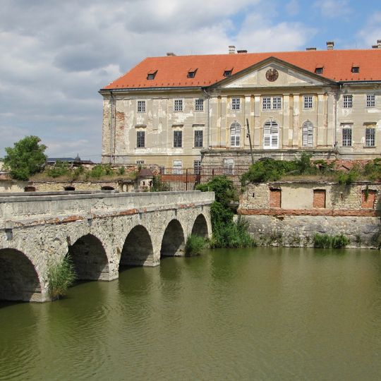 Holíčsky kaštieľ s areálom, most