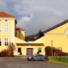 Volksschule und Turnhalle, Himmelberg