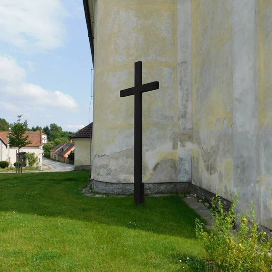 Kříž u kostela ve Větrném Jeníkově